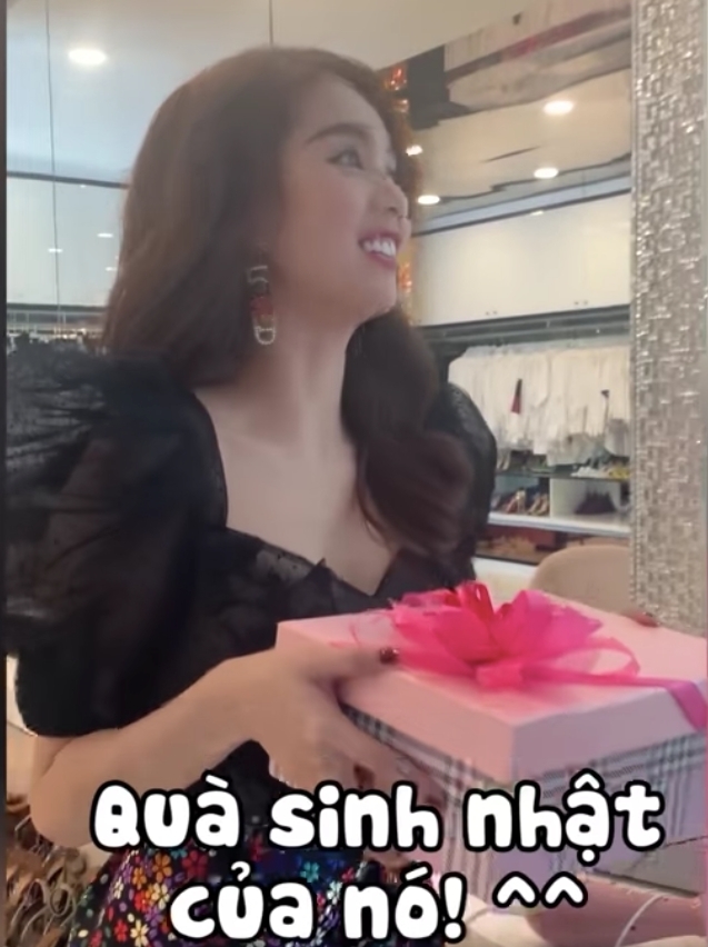 Ngọc Trinh tái xuất đến chúc mừng Diệu Nhi ngày ra mắt Bẫy Ngọt Ngào