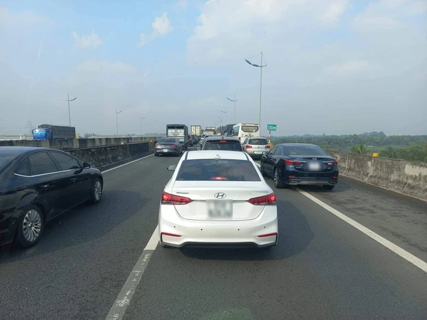 Xe chở lãnh đạo TP. Hồ Chí Minh gặp tai nạn trên cao tốc khiến một người bị thương nặng
