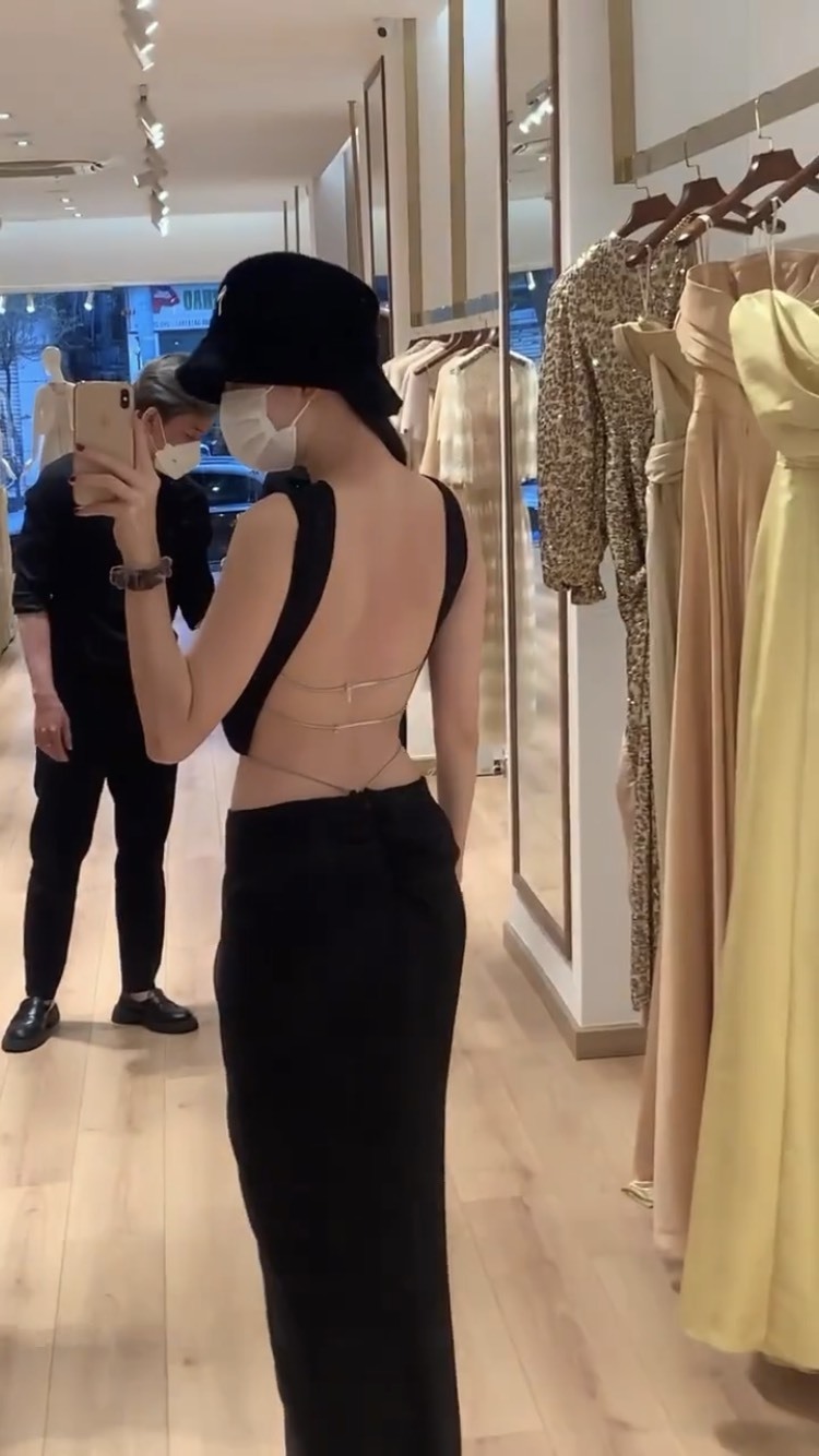 Ngọc Trinh khoe khung ảnh thử đồ nhưng lại bị mất điểm bởi 1 outfit