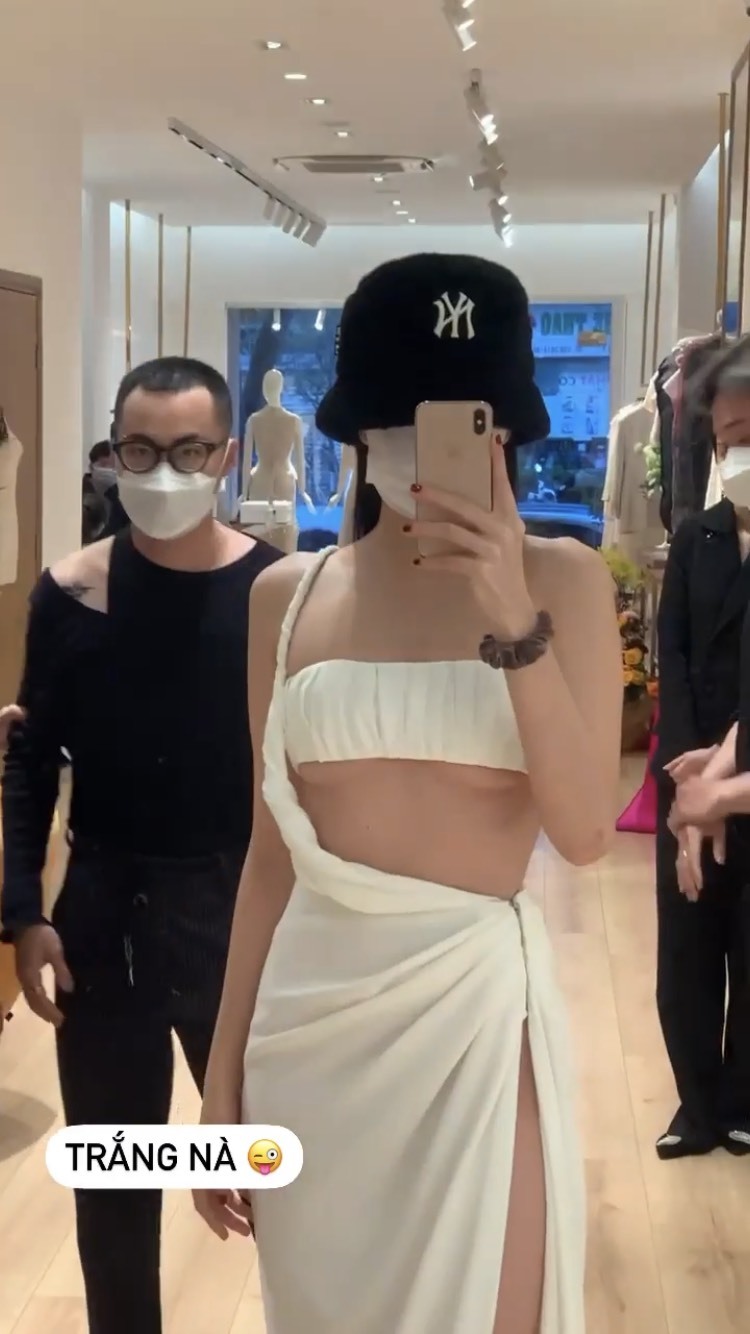 Ngọc Trinh khoe khung ảnh thử đồ nhưng lại bị mất điểm bởi 1 outfit