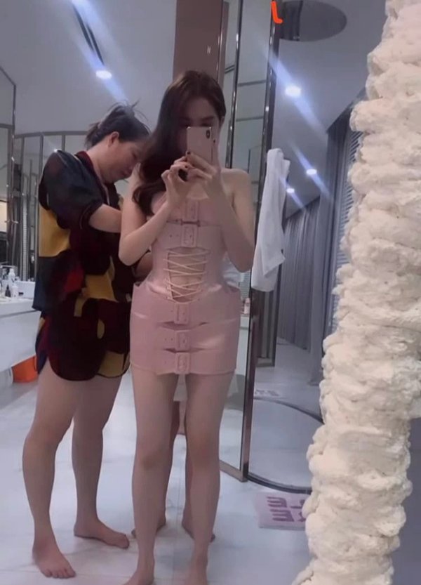 Ngọc Trinh khoe khung ảnh thử đồ nhưng lại bị mất điểm bởi 1 outfit