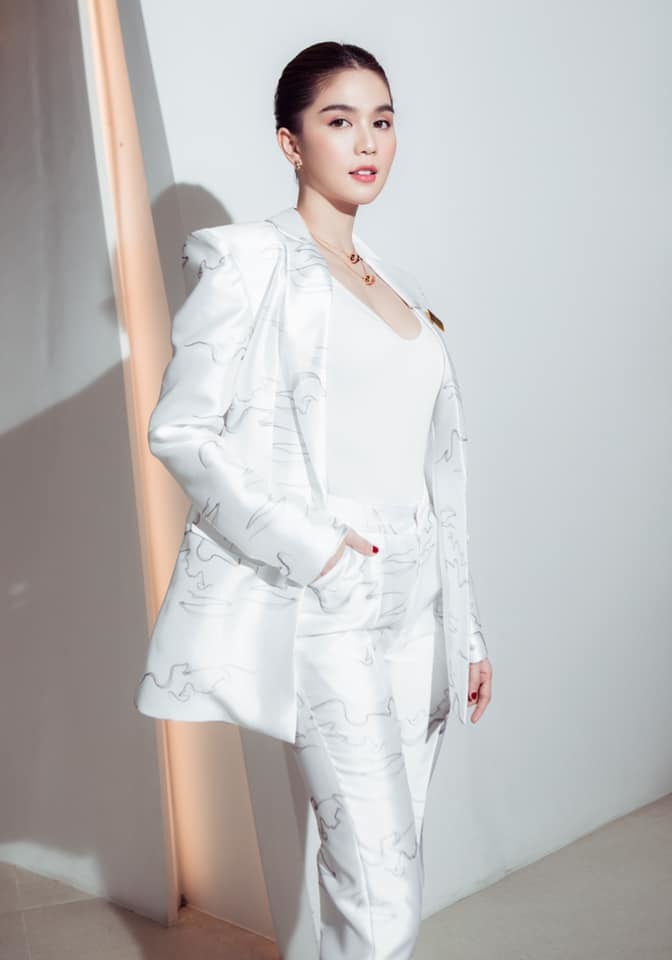 Ngọc Trinh khoe khung ảnh thử đồ nhưng lại bị mất điểm bởi 1 outfit