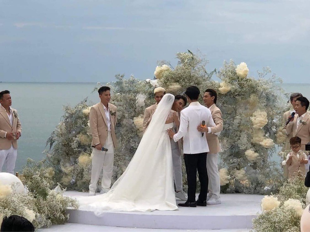 Đám cưới Ngô Thanh Vân nhưng Nam Trung lại chiếm spotlight vì...mặc váy