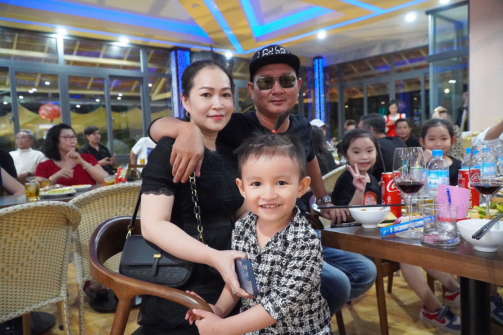 Tưng bừng khai trương phòng trà Quỳnh Anh Vạn Ninh - Khát khao mang âm nhạc vào cuộc sống người dân địa phương