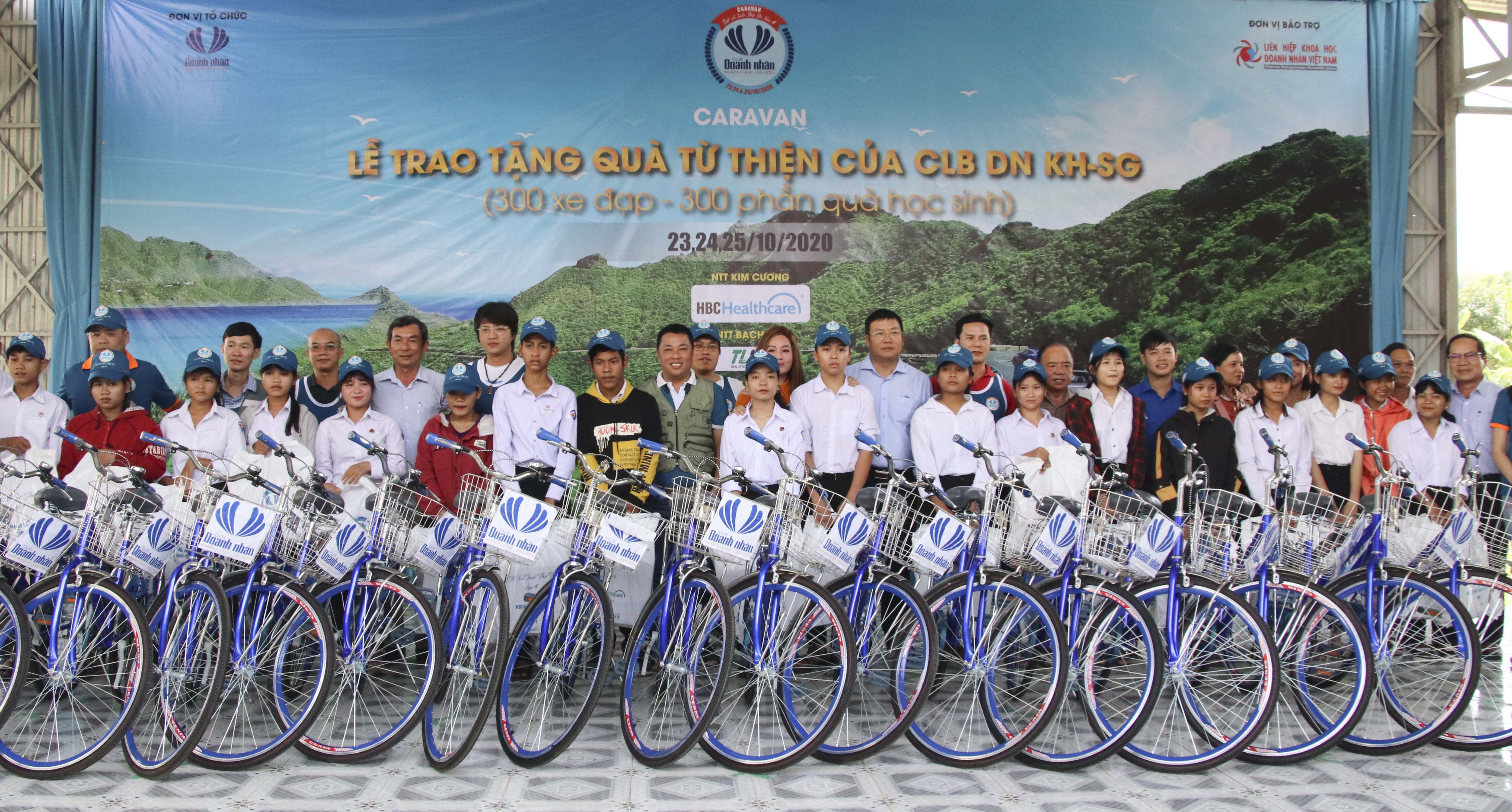 Trao xe đạp cho học sinh nghèo Khánh Vĩnh và Diên Khánh chương trình diễn ra năm 2020.
