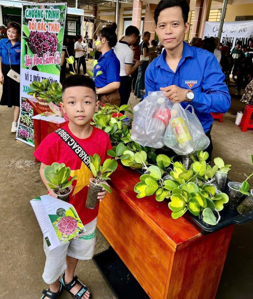 Khuyến khích các em nhỏ đổi rác thải lấy hoa cẩm cù, anh Phúc hào hứng lan tỏa những “khát vọng xanh”.