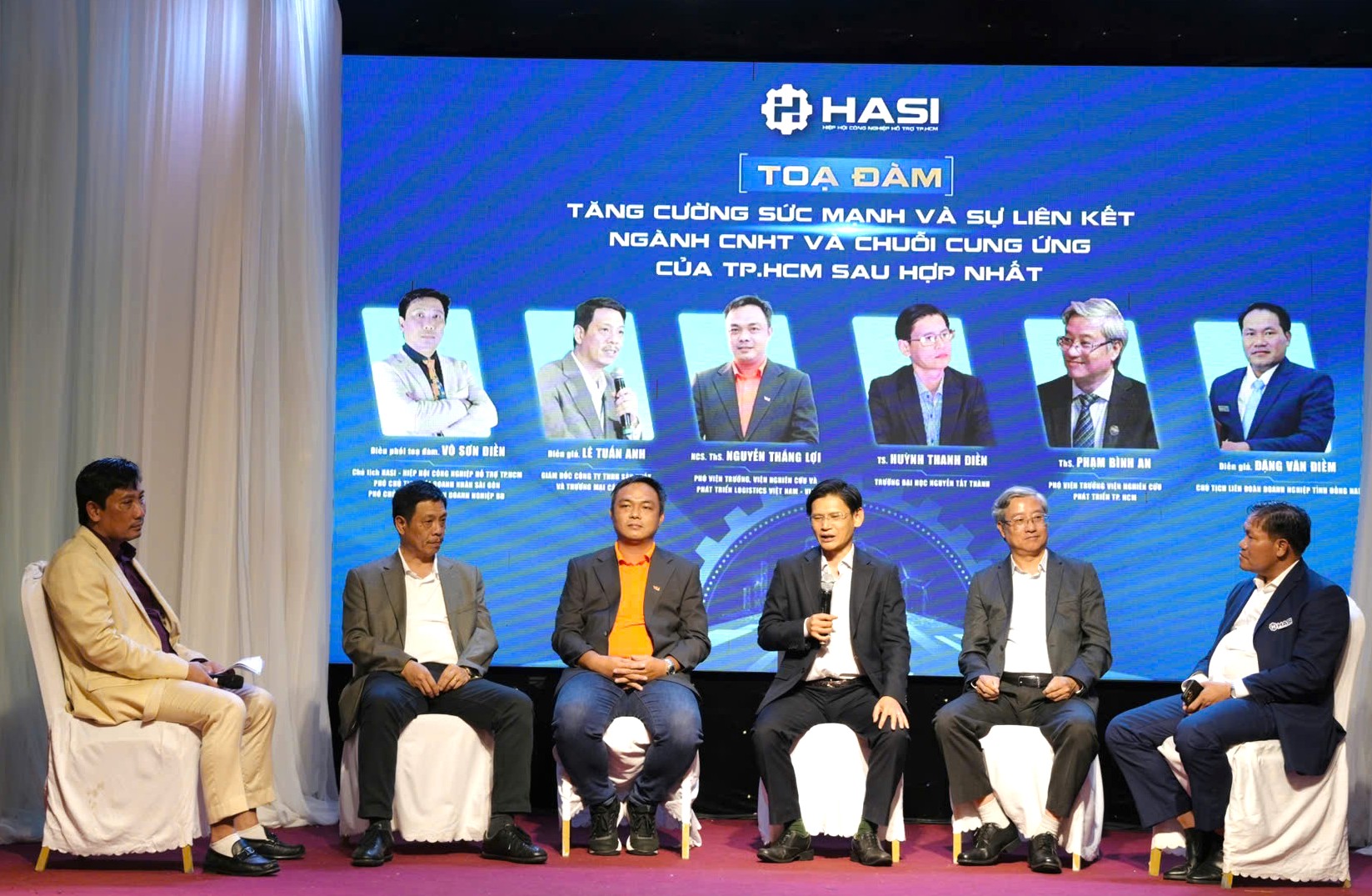 Chủ tịch HASI Võ Sơn Điền (bìa trái) dẫn dắt Workshop “Tăng cường sức mạnh và sự liên kết ngành CNHT và chuỗi cung ứng của TP.HCM sau hợp nhất” tại Đồng Nai vào tháng 8/2025