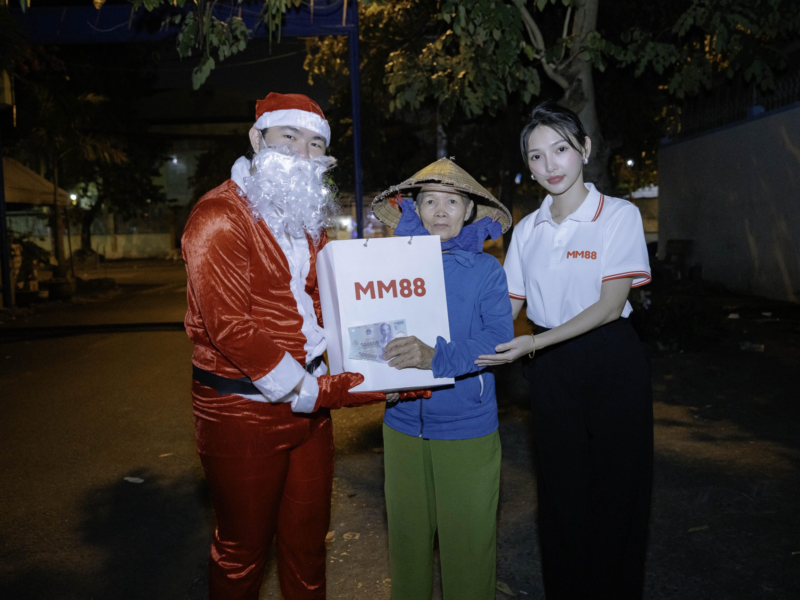 Sự sẻ chia thiết thực trong mùa lễ cuối năm càng khiến các Cô Chú thêm ấm lòng