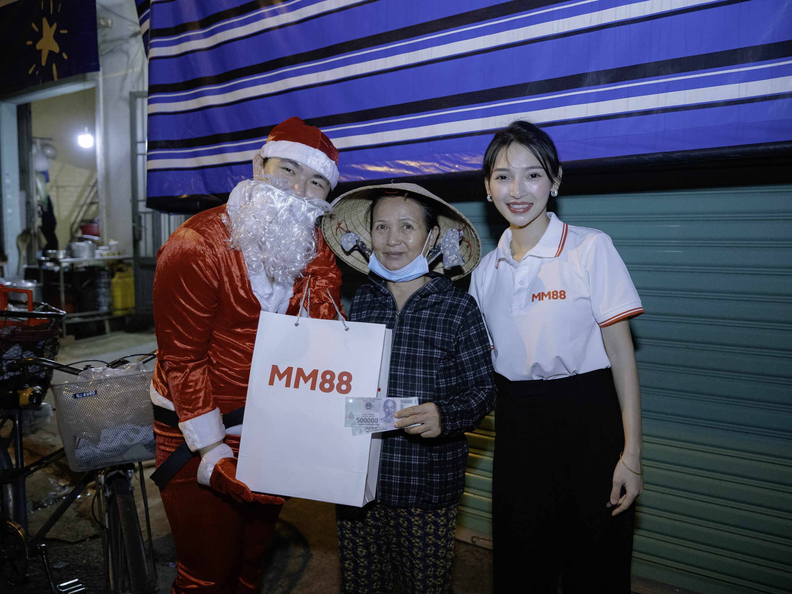 Ai cũng xứng đáng được hạnh phúc và yêu thương